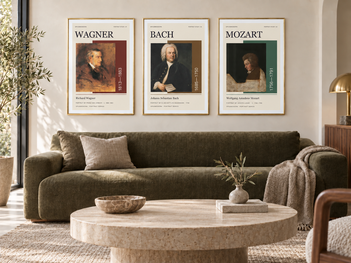 Porträt-Kollektion mit weißen Rändern und schmalen goldenen Aluminiumrahmen in einem hellen, modernen Zuhause.